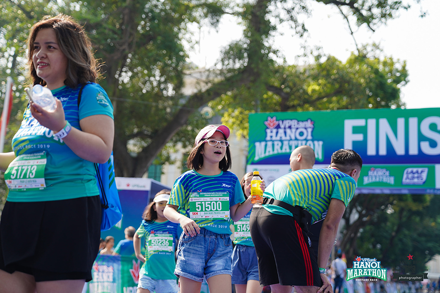 Những khoảnh khắc về đích ấn tượng của VPBank Hanoi Marathon 2019 Những khoảnh khắc về đích ấn tượng của VPBank Hanoi Marathon 2019